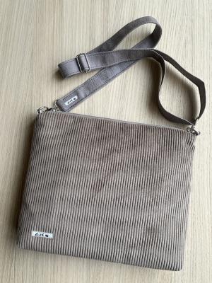 "Flickenwerk IV mit Tasche" - TAUPE